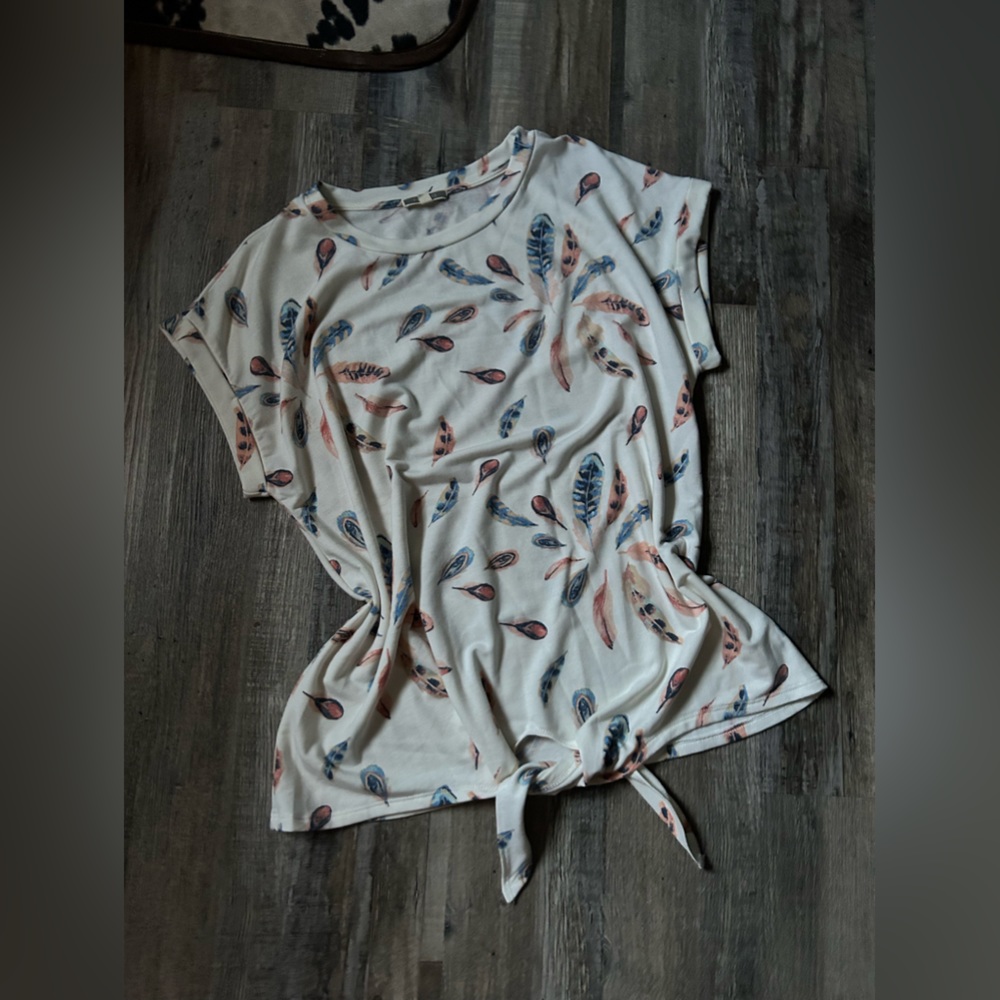 Women’s feather, print T-shirt tie front